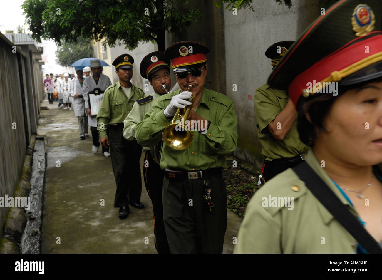 I membri di una banda di ottoni vestiti con le uniformi della polizia nel corso di una cerimonia funebre in Ningbo Zhejiang Cina Giugno 2006 Foto Stock