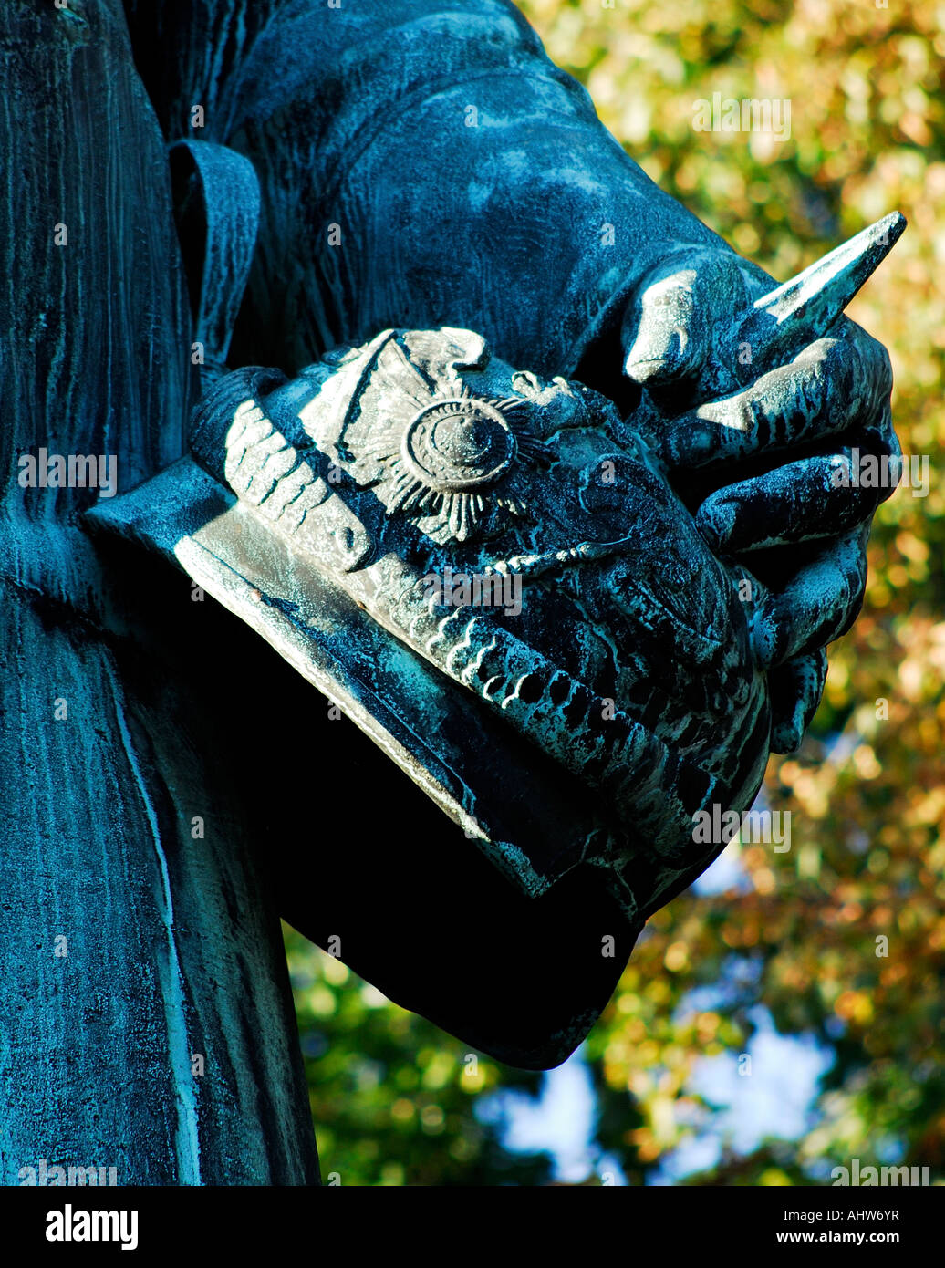 Tedesco casco spiked sulla statua di Berlino Foto Stock