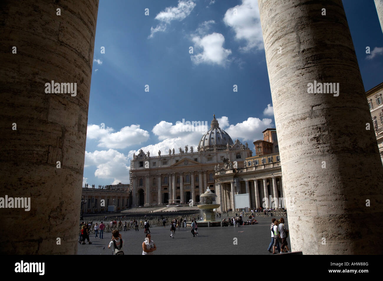 Guardando fuori attraverso colonne colonnati attraverso la Piazza alla Basilica di San Pietro Città del Vaticano Roma Lazio Italia Foto Stock