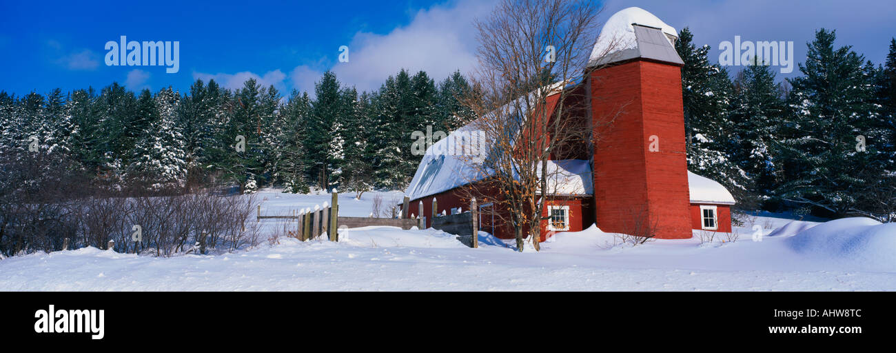 Si tratta di un granaio rosso dopo un appena sceso inverno tempesta di neve Foto Stock