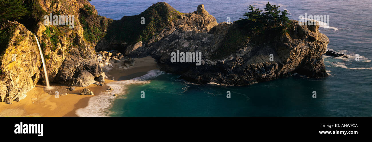 Si tratta di Julia Pfeifer ustioni del parco statale si mostra McWay Cove con un 80 ft cascata si versi sulla spiaggia e nel Pacifico Foto Stock
