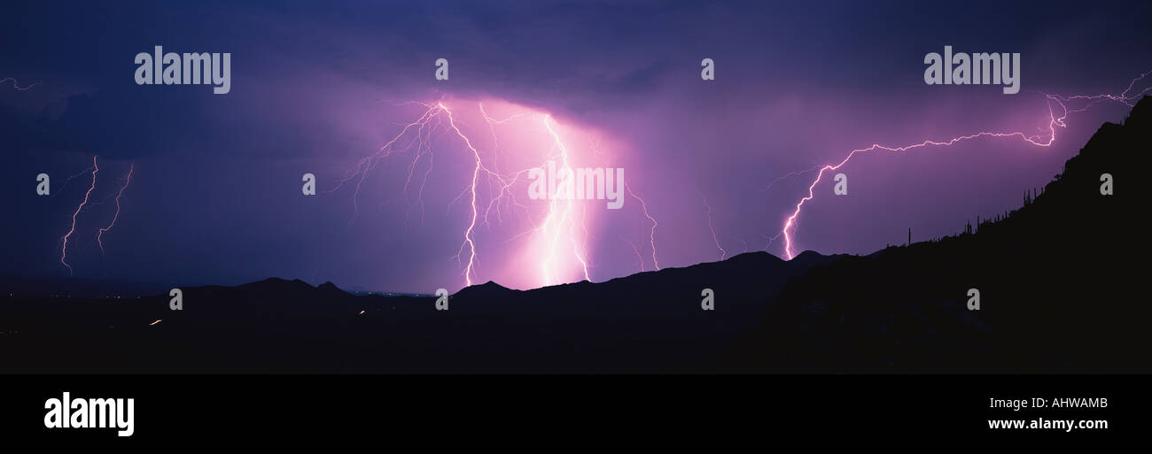 Questa è una tempesta elettrica nelle montagne di Tucson sono scariche a terra Foto Stock