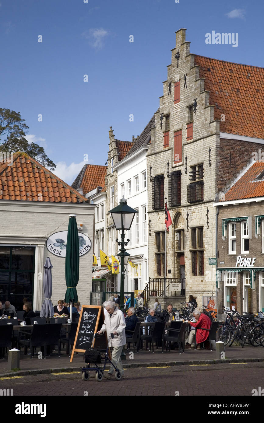 Paesaggio urbano del centro storico di Zierikzee con il Museo Marittimo di Gravensteen sulla destra, Zelanda, Paesi Bassi Foto Stock