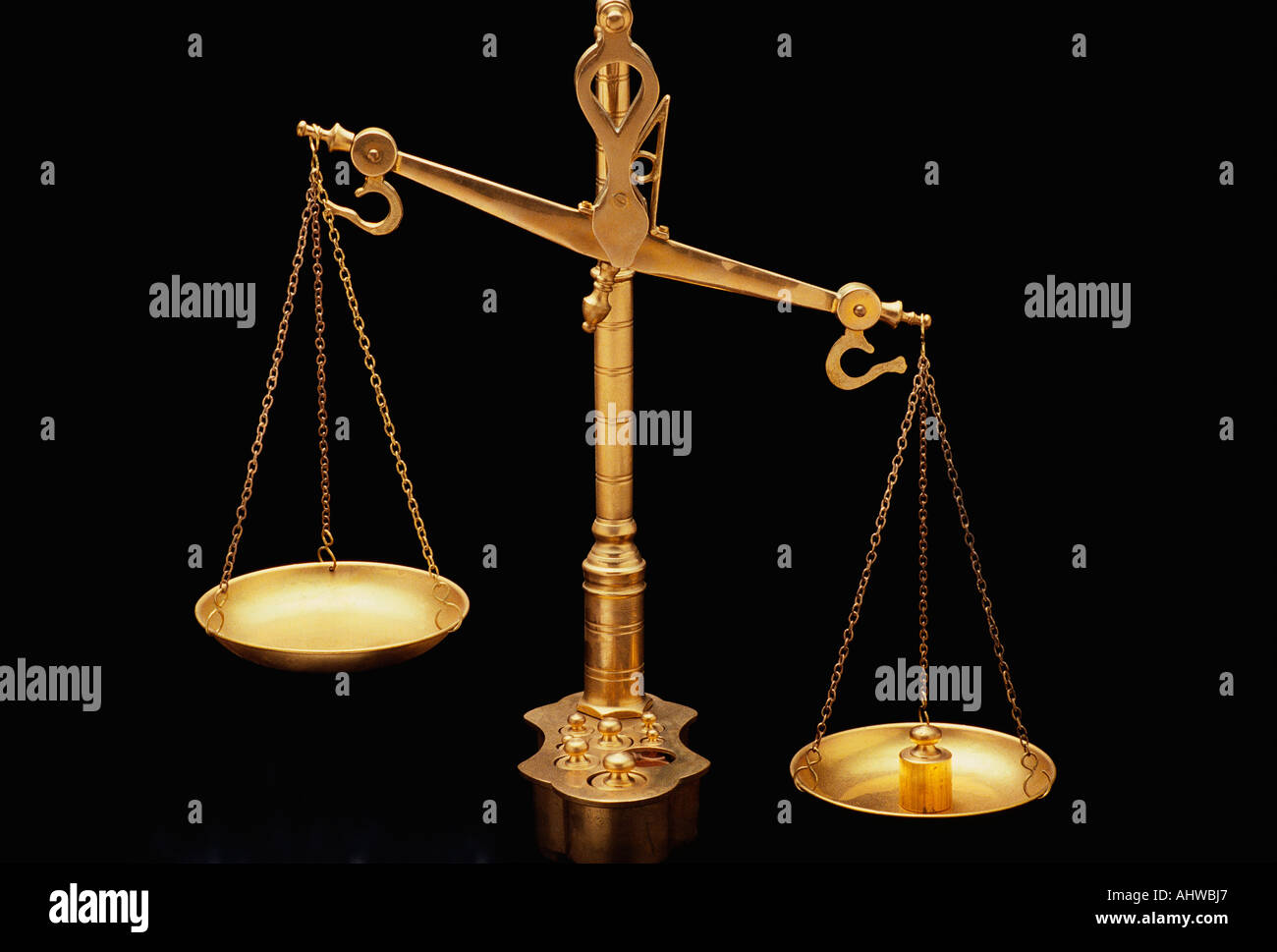 Queste sono le scale dorate di giustizia che essi rappresentano il sistema giuridico e tribunali le scale qui sono mostrati sbilanciato con il Foto Stock