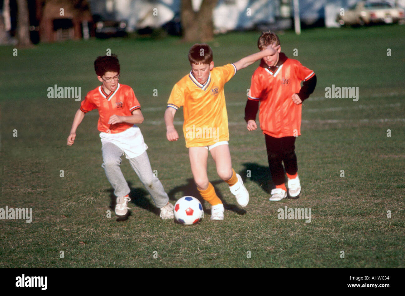 Azione di calcio con 10 12 anno old boys Foto Stock