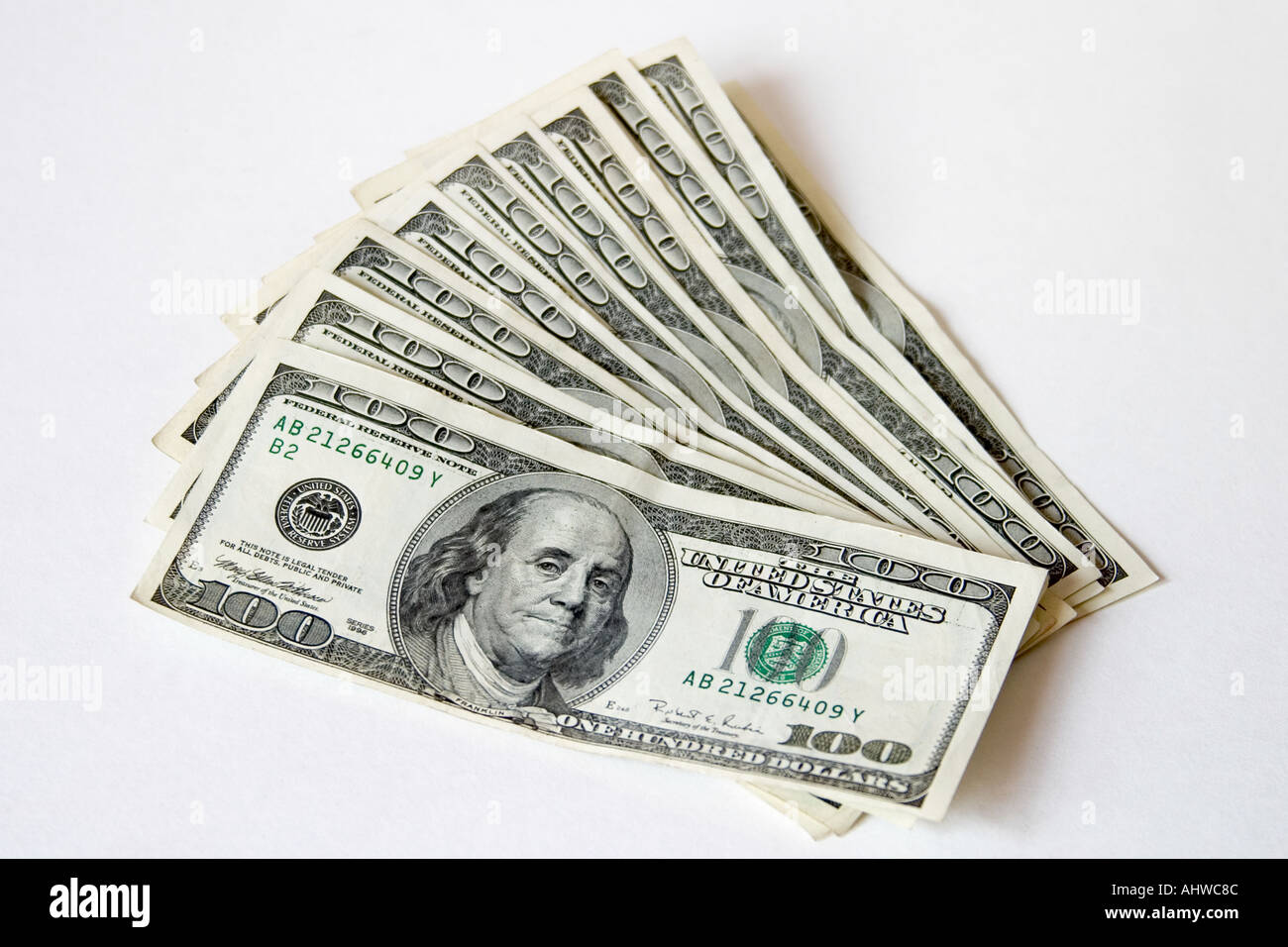 Mille dollari in valuta statunitense dieci banconote da cento dollari ventaglio su un tavolo bianco Foto Stock