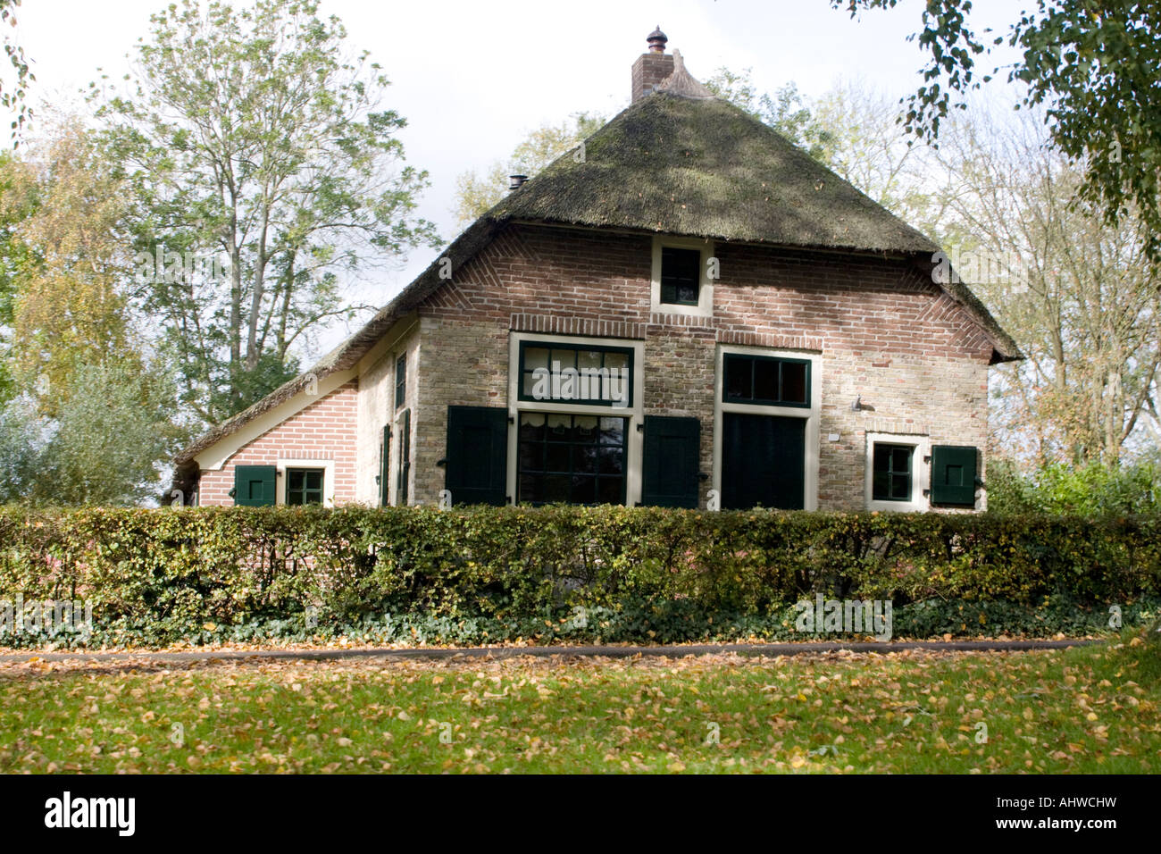Olandese storico edificio con tetto in paglia Foto Stock