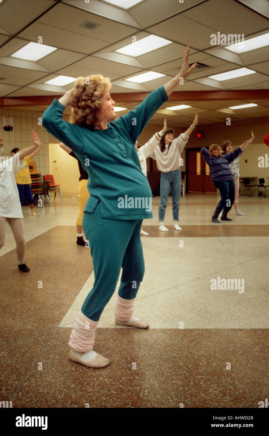 8 mese femmine gravide partecipa in esercizi di aerobica Foto Stock