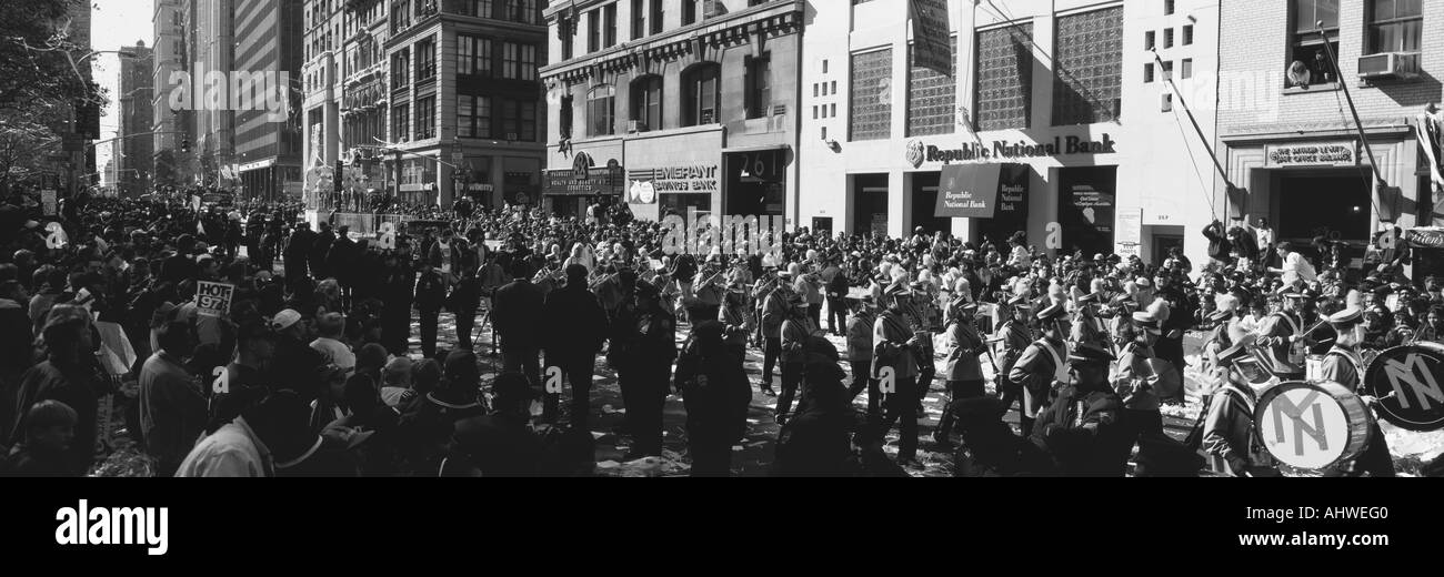 Si tratta di un Ticker tape Parade per i New York Yankees si tratta di celebrare che essi erano 1998 campioni del mondo la sfilata Foto Stock