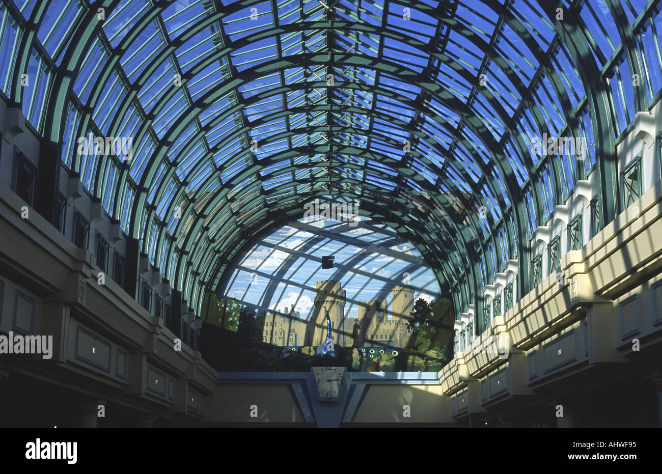 Interno del Royal Priors Shopping Center Leamington Spa Warwickshire England Regno Unito Foto Stock