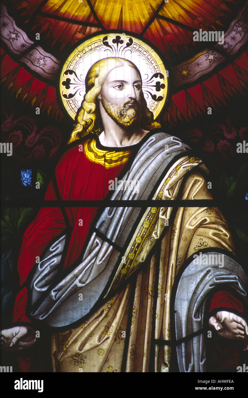 Finestra di vetro colorato che mostra Gesù Cristo in tutti i santi della Chiesa Parrocchiale di Leamington Spa Warwickshire England Regno Unito Foto Stock