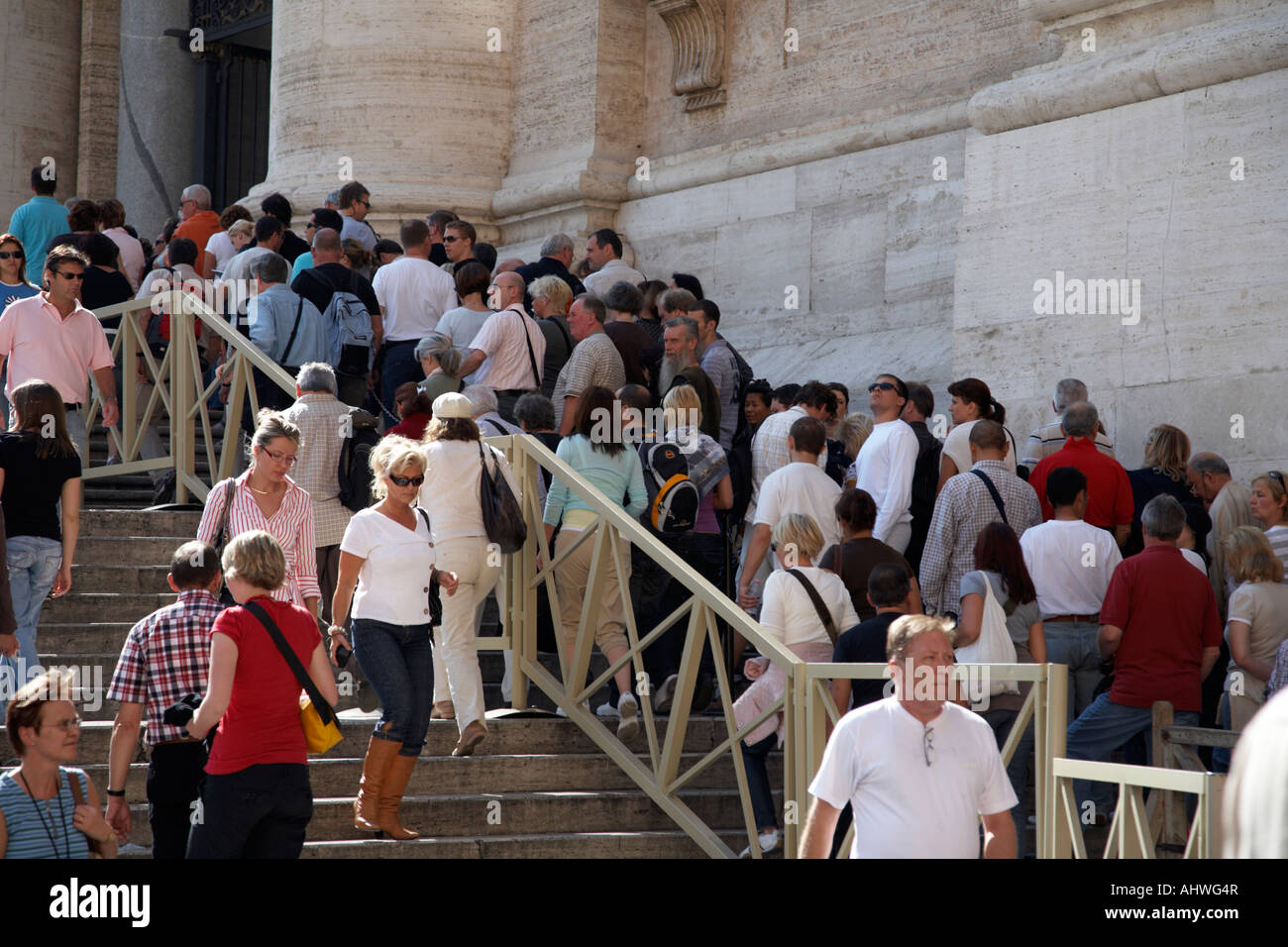 I turisti in coda all'esterno della Basilica in Piazza San Pietro per ottenere l'ingresso alla cupola Città del Vaticano Roma Lazio Italia Foto Stock