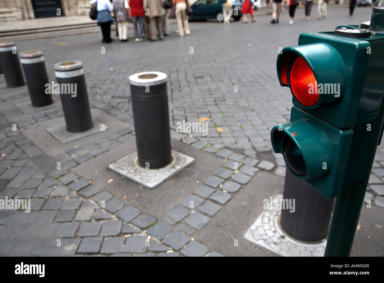 Luci di sicurezza e paracarri sollevato per limitare il traffico nella zona pedonale del centro di Roma Lazio Italia Foto Stock