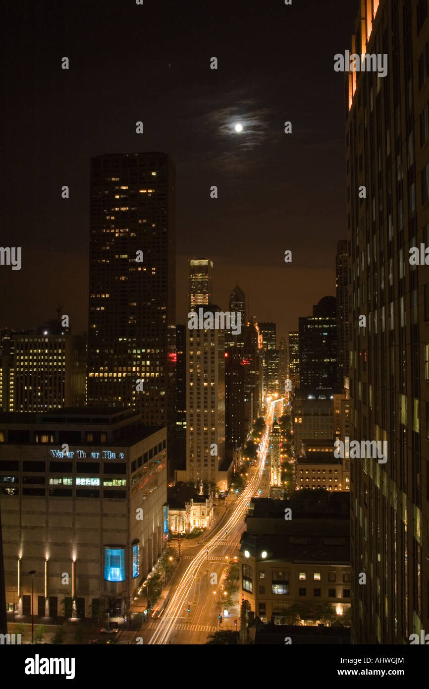 Guardando a sud di North Michigan Avenue a Chicago giù sul traffico in una notte di luna Foto Stock