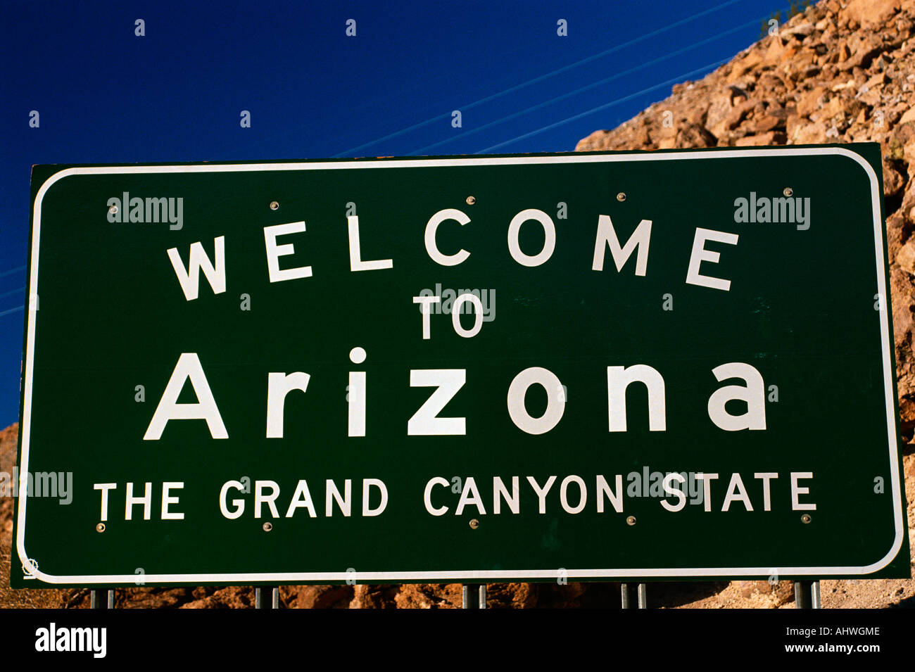 Questo è un cartello stradale che dice Benvenuti in Arizona Grand Canyon Stato è contro un cielo blu Foto Stock