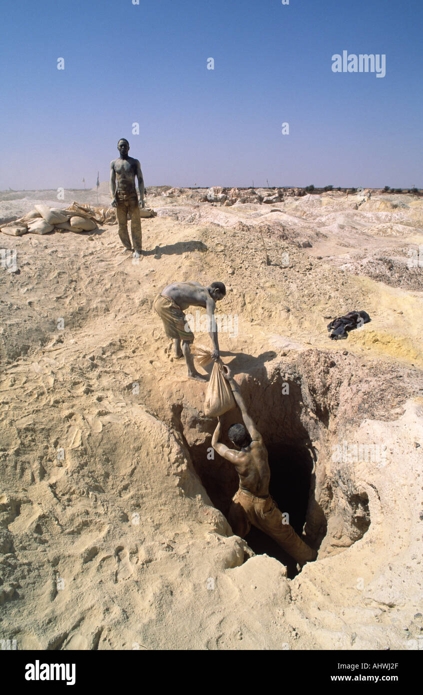 Artigianale di Gold Miner passando le buste di minerale di oro per co-lavoratore presso Essakane goldfields, Burkina Faso, Africa occidentale Foto Stock