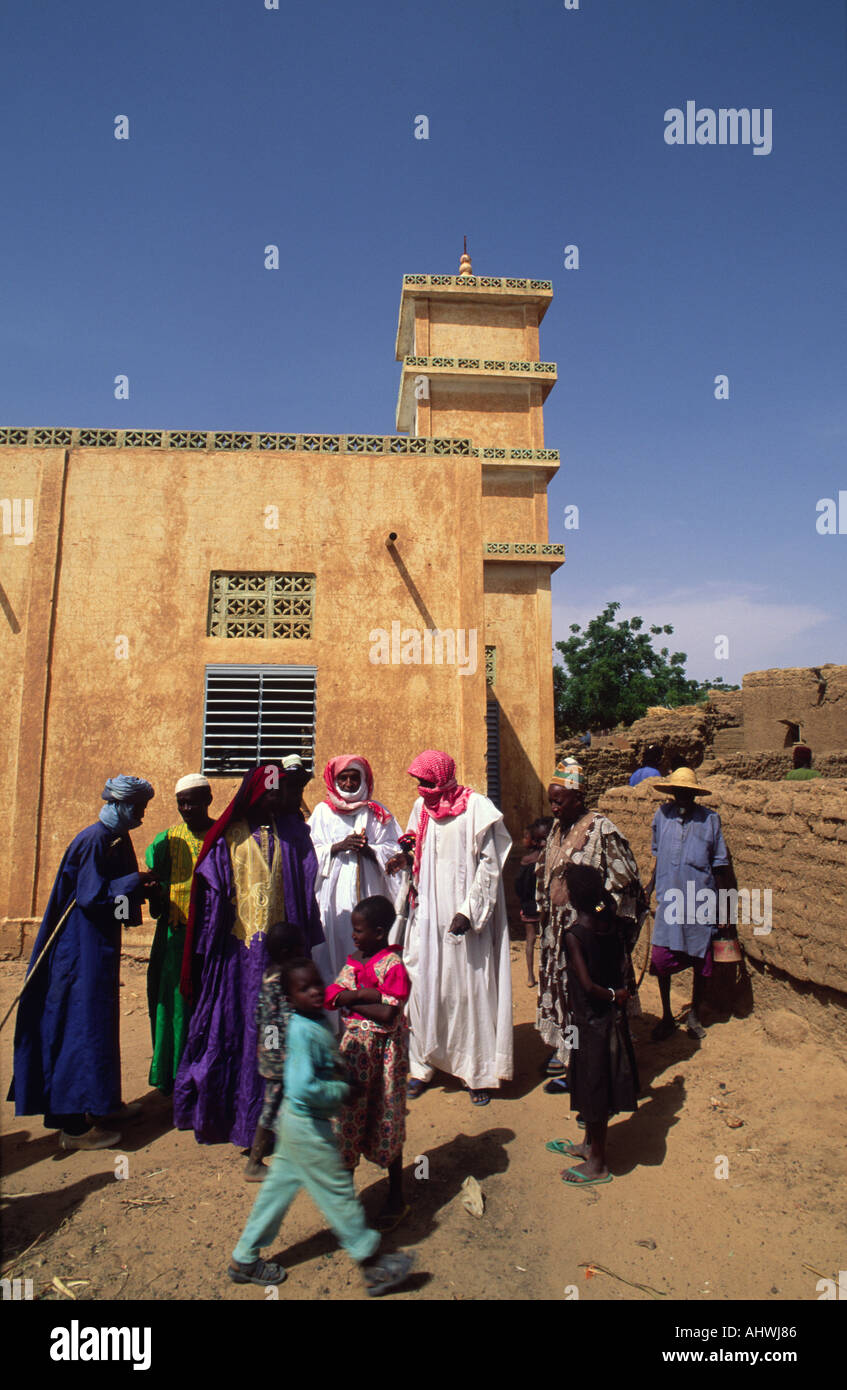 Anziani lasciando la moschea di Gorom Gorom, Burkina Faso Foto Stock