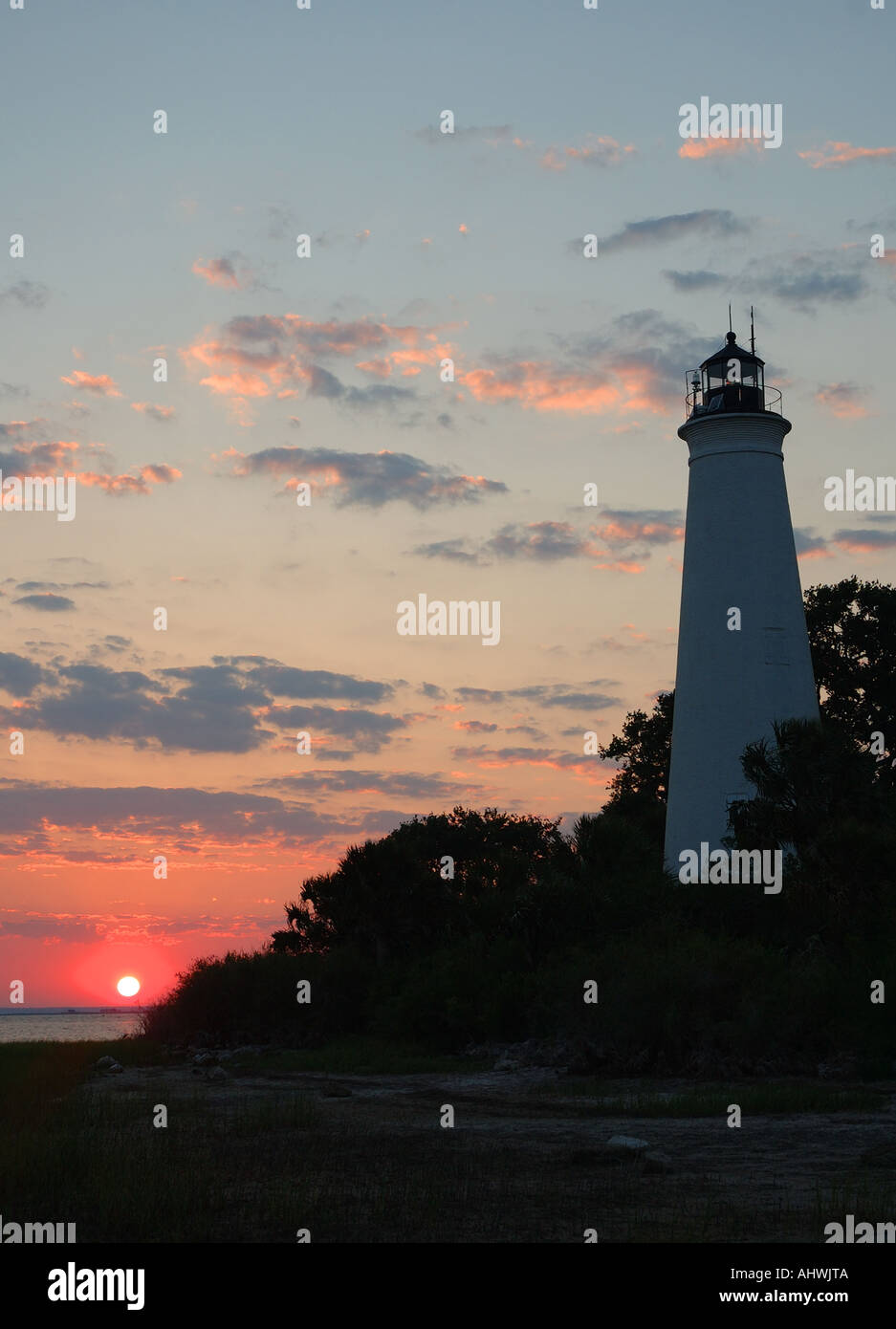 Tramonto al vecchio faro, San marchi National Wildlife Refuge, Florida, Stati Uniti d'America Foto Stock