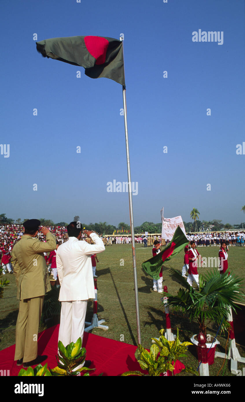 Salutando la bandiera il giorno dell'indipendenza. Madaripur, Bangladesh Foto Stock