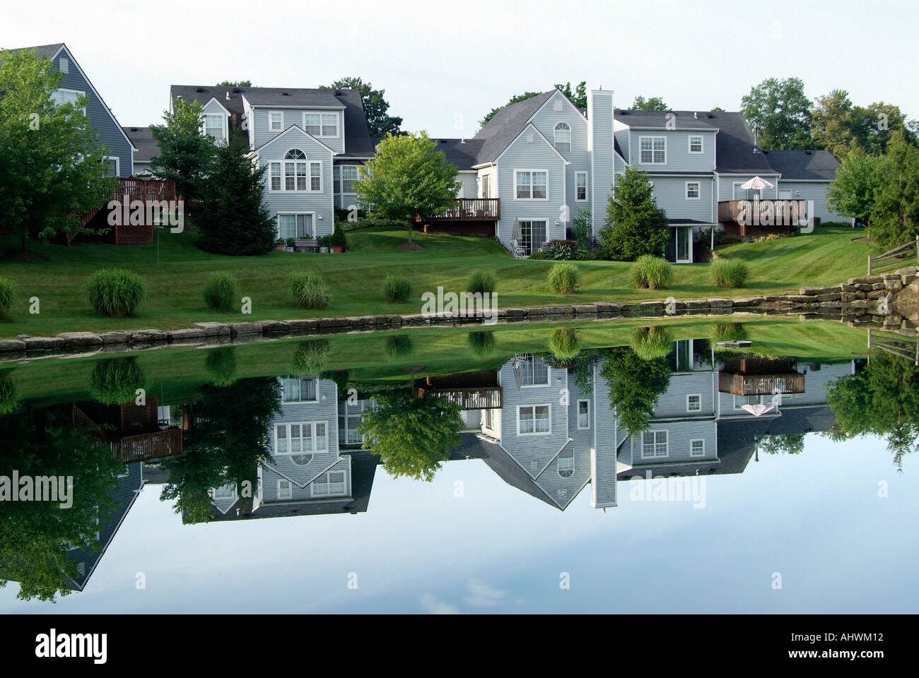 Riflessioni in un stagno di case di lusso in un quartiere residenziale Twinsburg Ohio Foto Stock