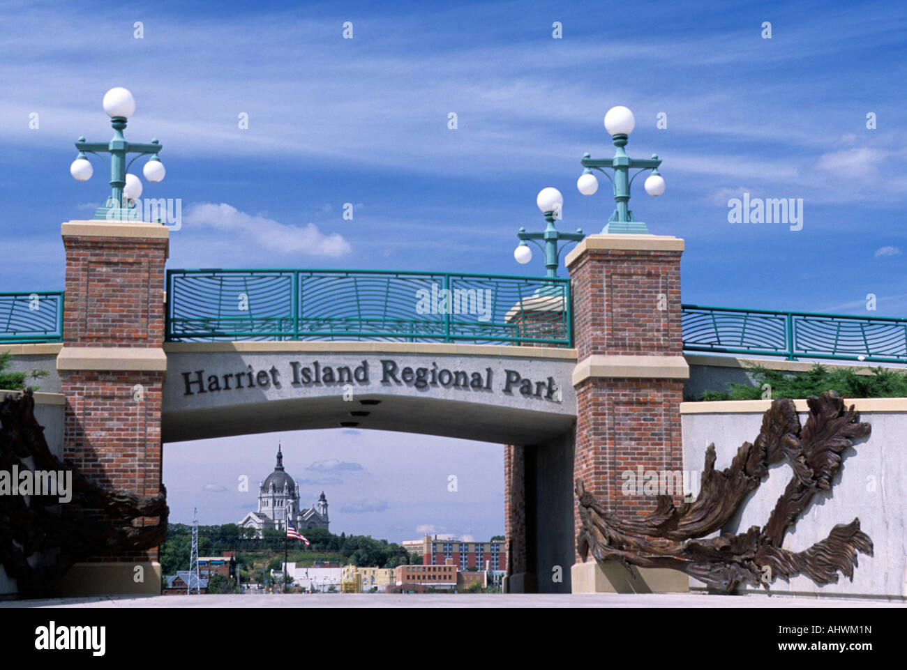 Ponte pedonale a HARRIET ISOLA PARCO REGIONALE lungo il fiume Mississippi, ST. PAUL, MINNESOTA. Cattedrale in background. Stati Uniti d'America Foto Stock