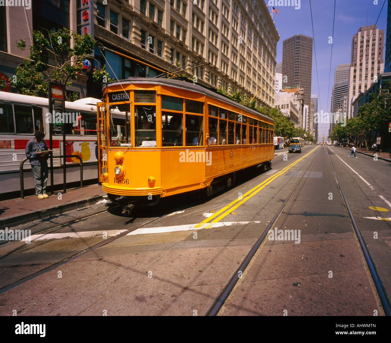 Un giallo tramcar tira fino ad una battuta su una strada di San Francisco Foto Stock