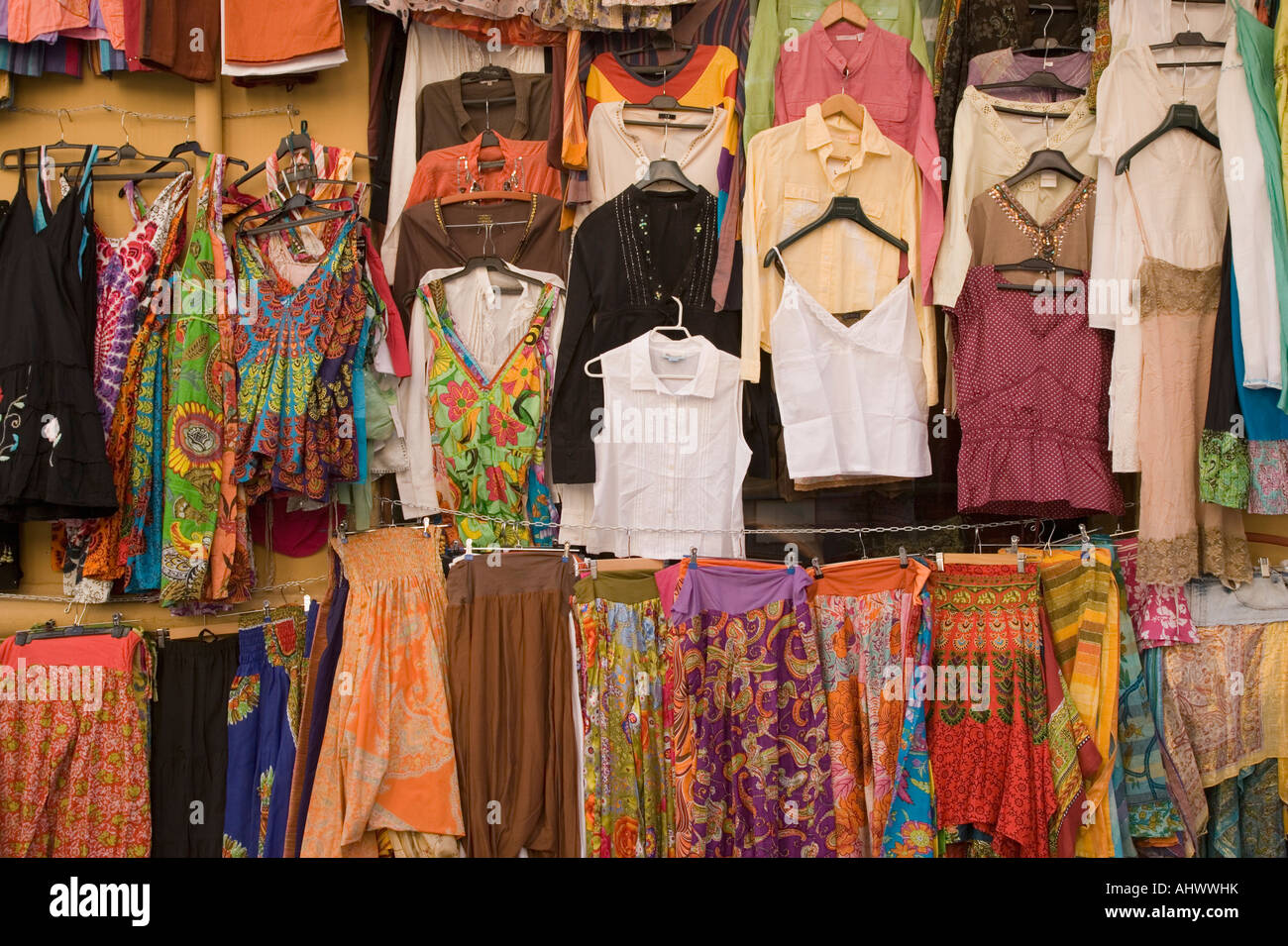 Granada Granada Provincia Spagna fuori a buon mercato negozio di abbigliamento Foto Stock