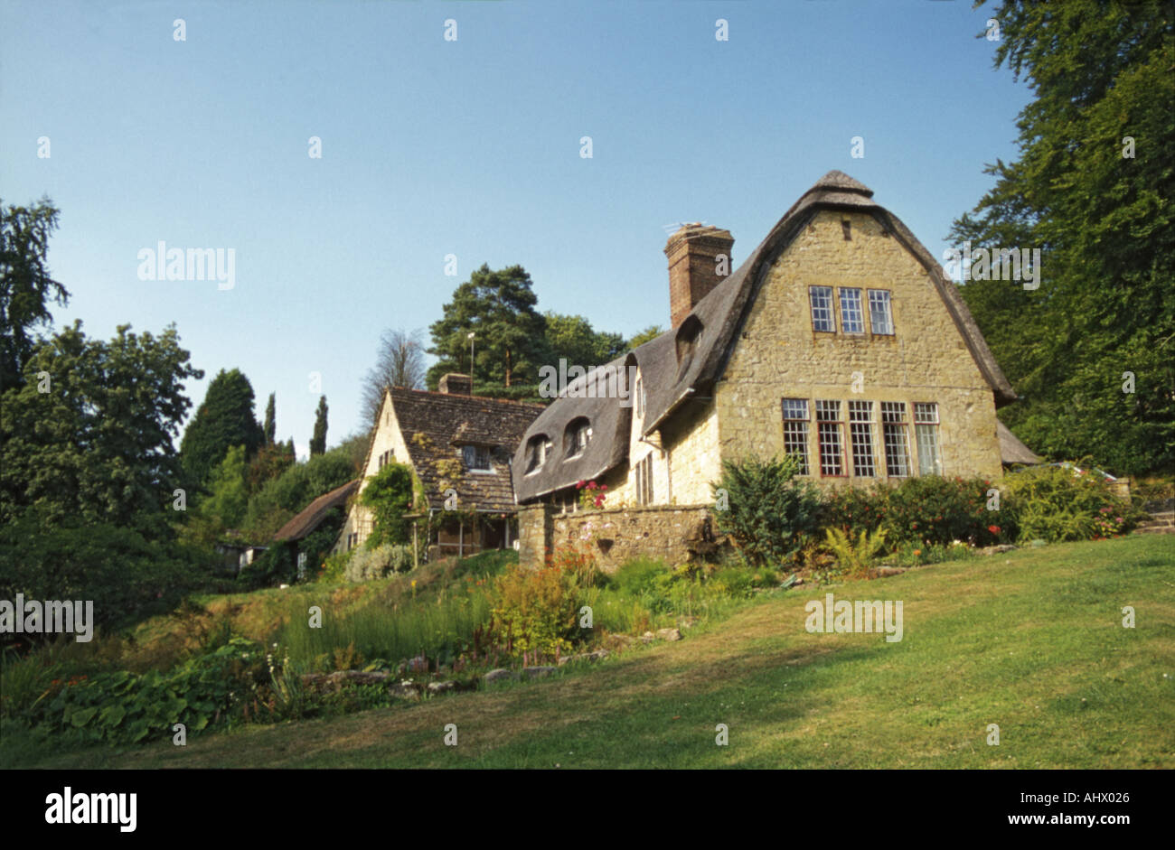 Surrey cottage con il tetto di paglia Foto Stock