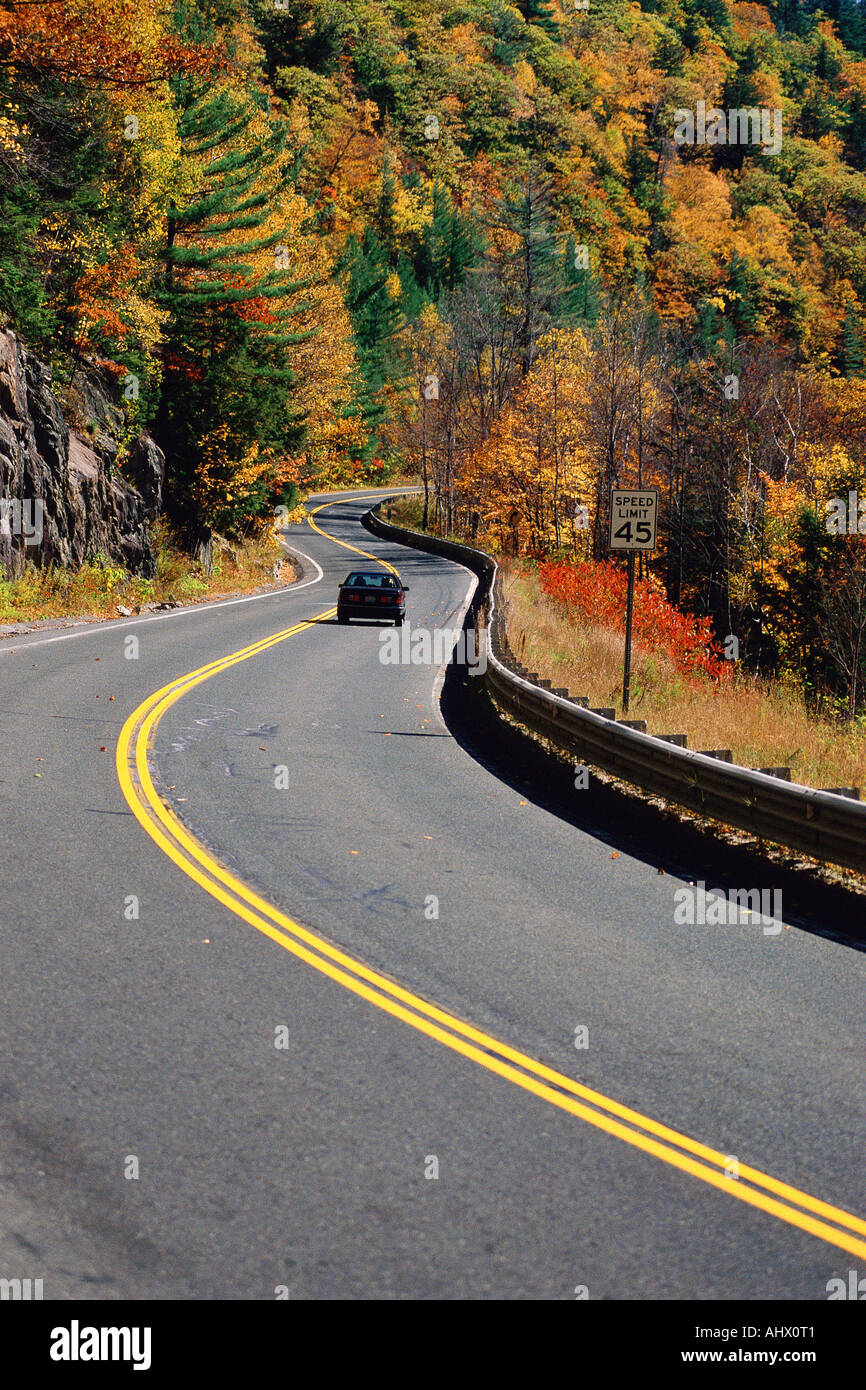 Strada tortuosa in autunno country road Foto Stock