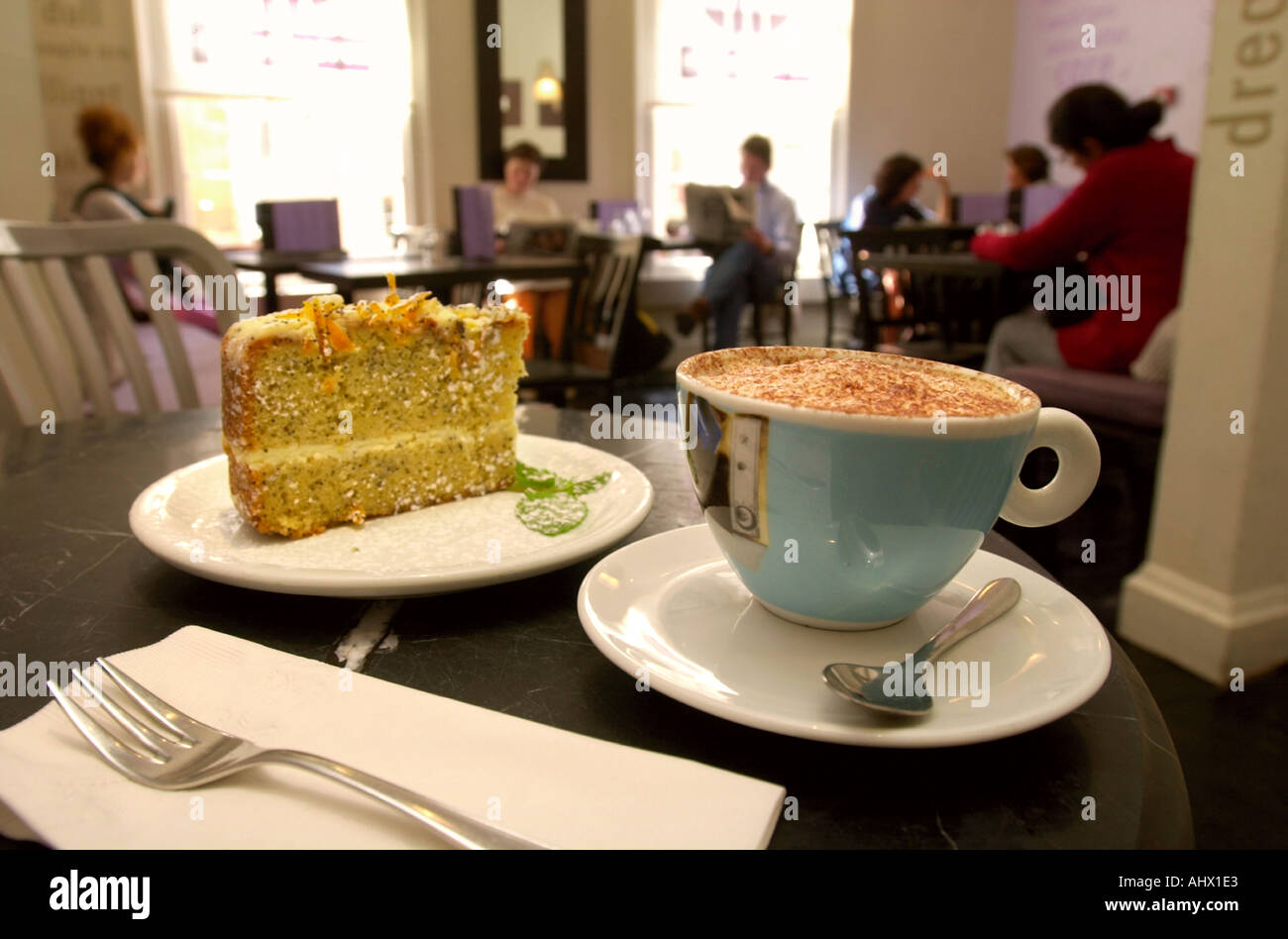 Il Metropolitan CAFE in Bath Regno Unito un cappuccino 1 40 e arancio e semi di papavero torta 1 55 SLICE Foto Stock