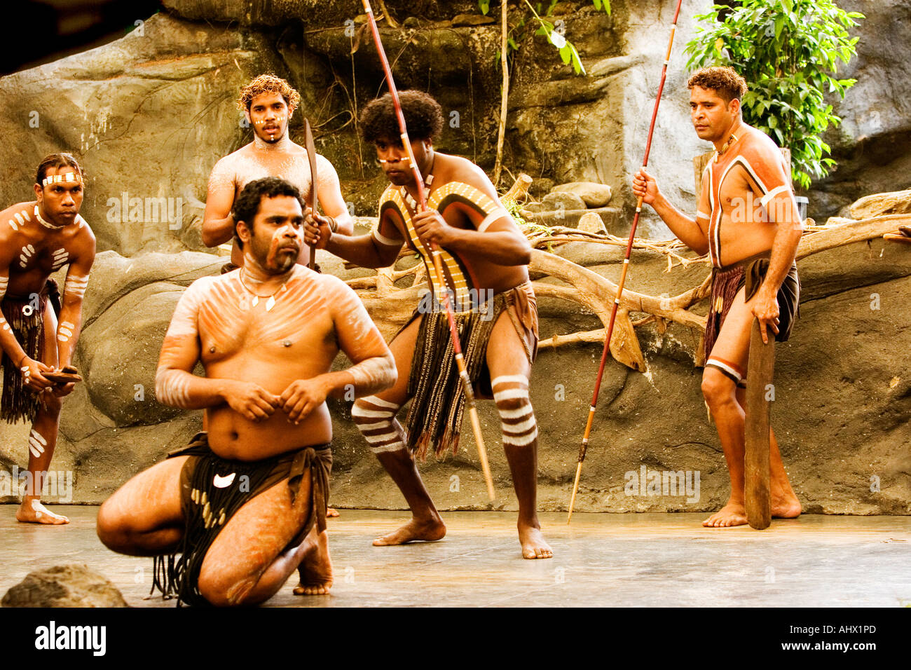 Un gruppo di giovani uomini di eseguire una danza corroboree insegnamento tradizionale le leggende Aborigene di caccia e uccisione di animali Foto Stock