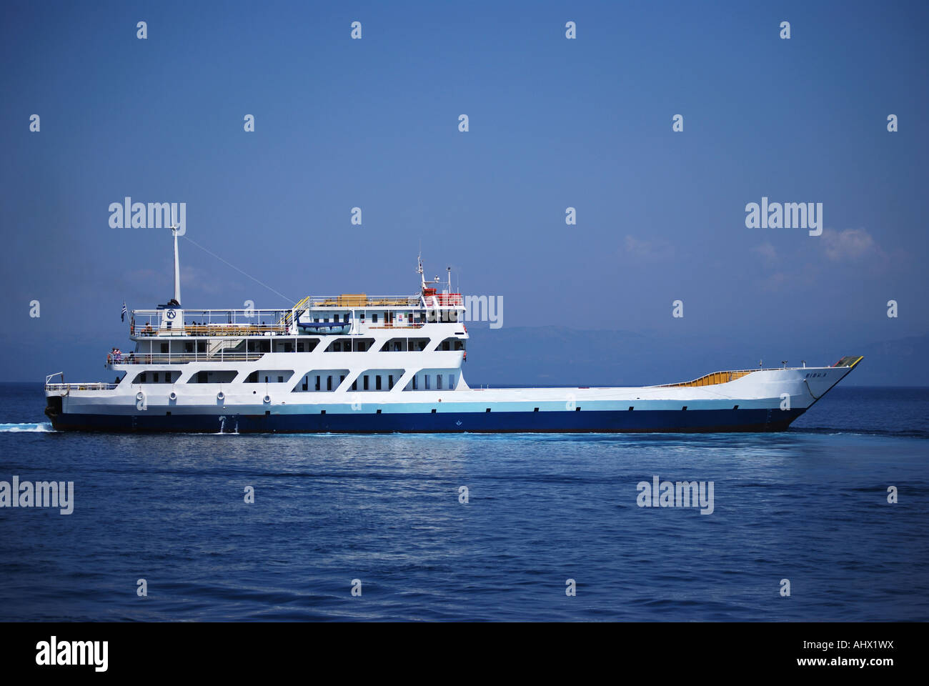 Passeggeri e auto traghetto Inter-Island, Corfù, Kerkyra, Corfù, Isole IONIE, Grecia Foto Stock