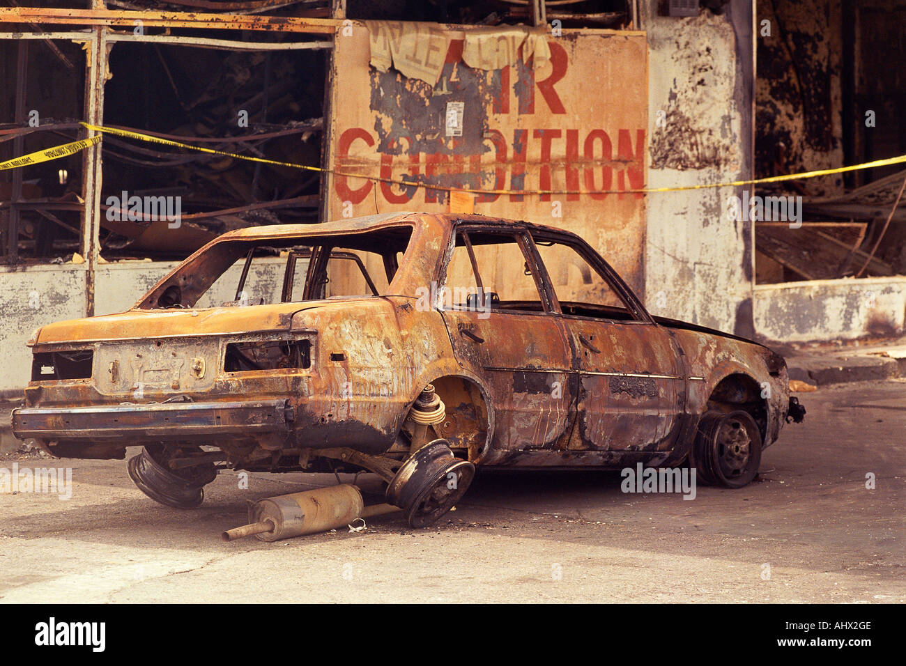 Auto carbonizzata con soffiata fuori stanco e windows Foto Stock