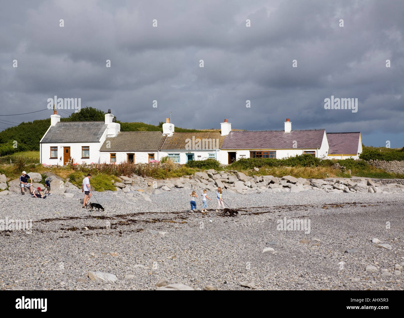 Fila di casette bianche accanto all isola di Anglesey sentiero costiero intorno piccola baia sulla costa nord-est. Moelfre Anglesey North Wales UK Foto Stock