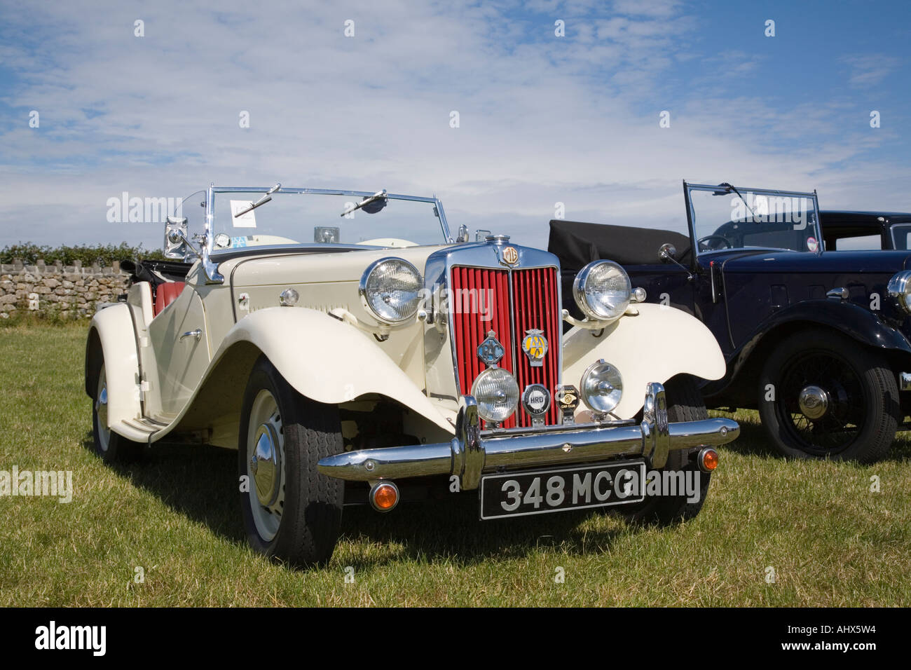 Classic car - bianco 1929 Humber 9 28 mg open top 'sport' auto con rivestimento rosso sul display alla fiera di paese Foto Stock