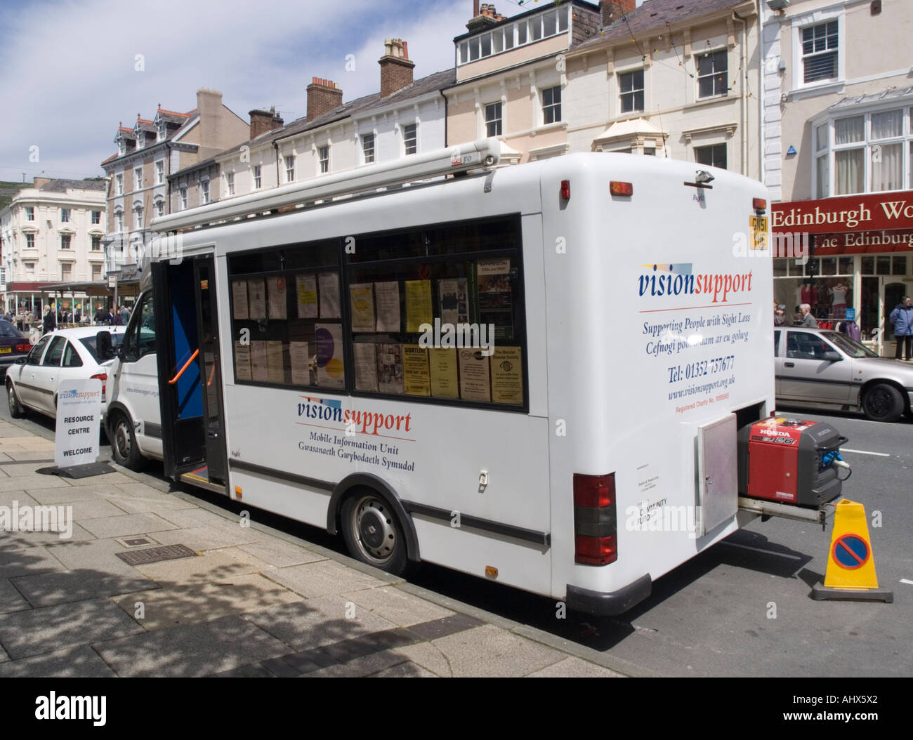 Vision supportano unità di informazione Mobile van parcheggiato a Llandudno high street Conwy North Wales UK Foto Stock