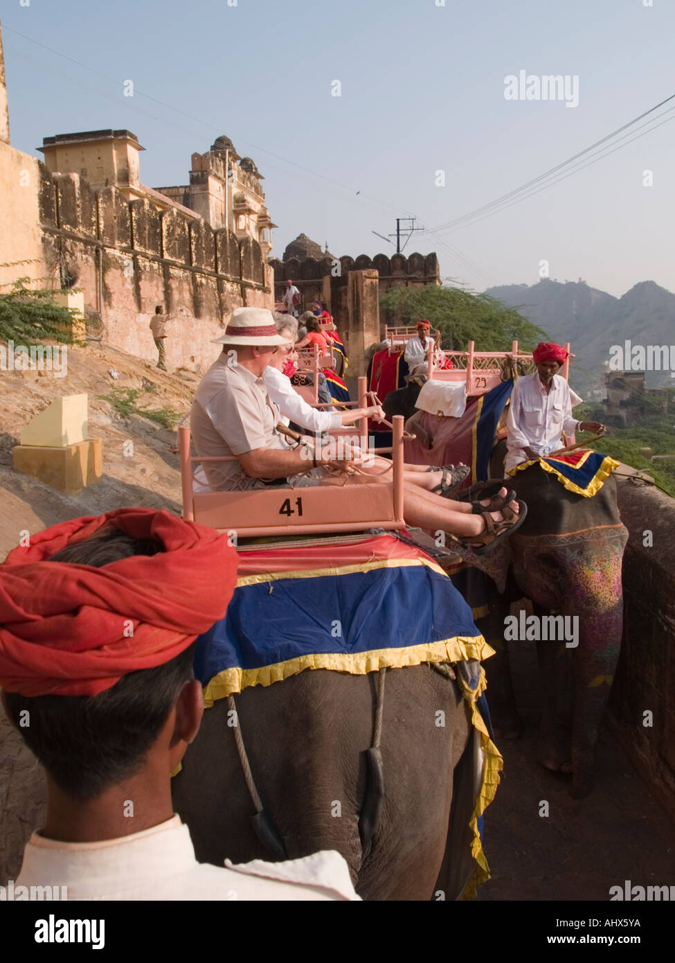 Amber Jaipur turisti equitazione elefante taxi a Forte Amber dalla sede di elefante guardando sopra mahout il turbante rosso Foto Stock