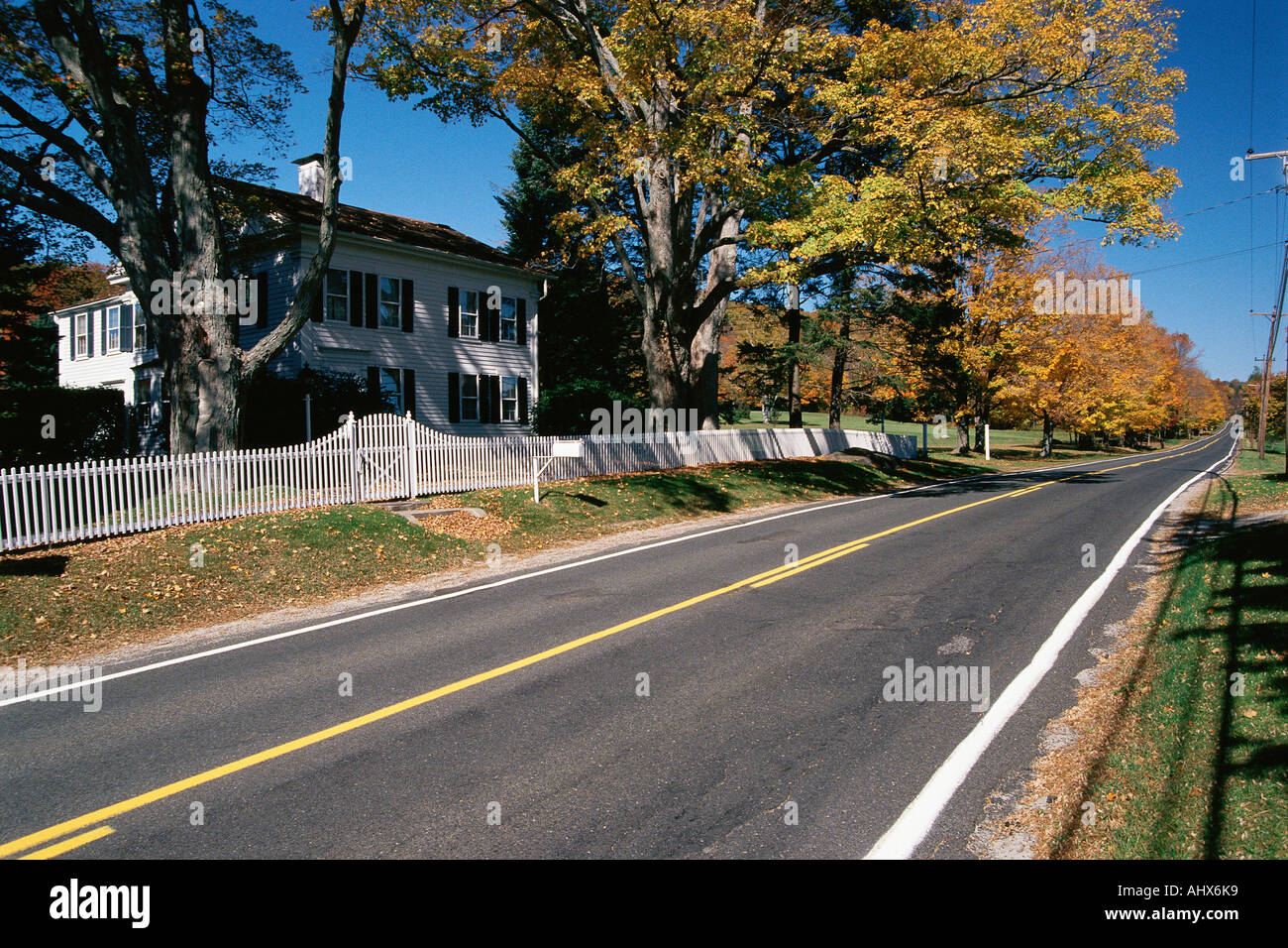 Casa sul lato della strada di campagna Foto Stock