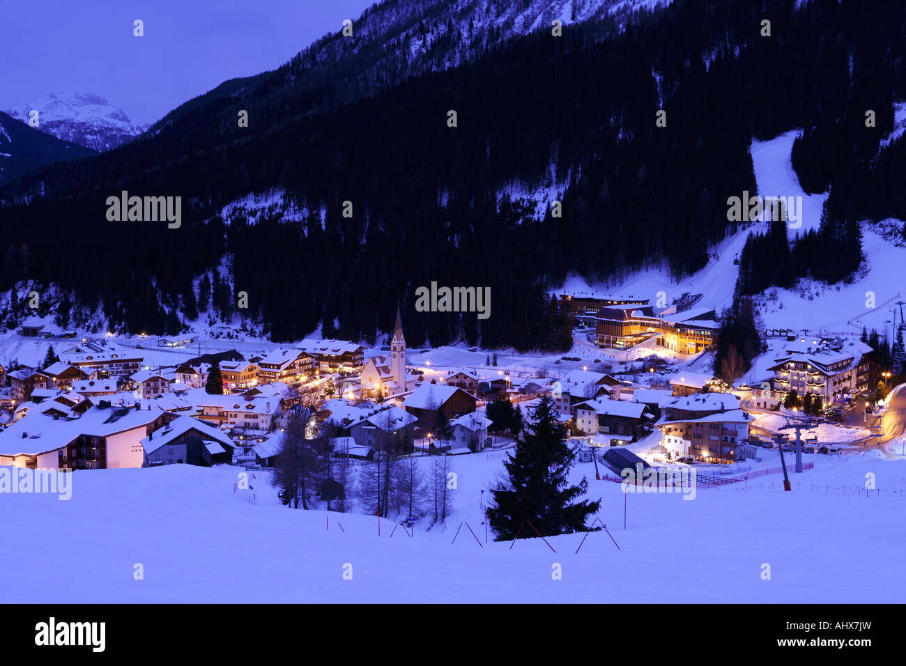 Villaggio di arraba nella neve invernale,Dolomiti , Italia,l'Europa Foto Stock