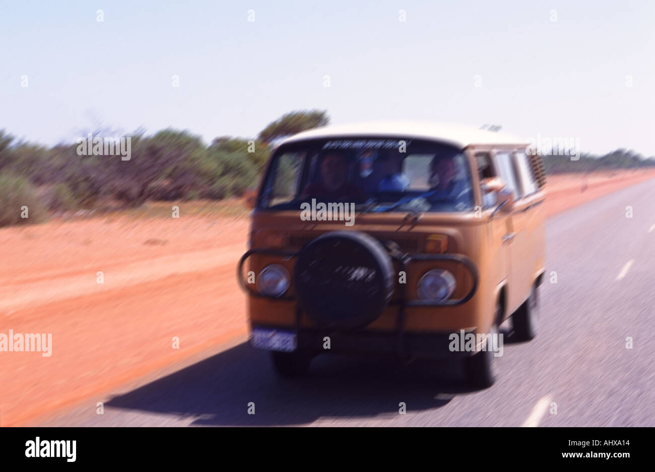 Furgone di campeggiatore VW Foto Stock