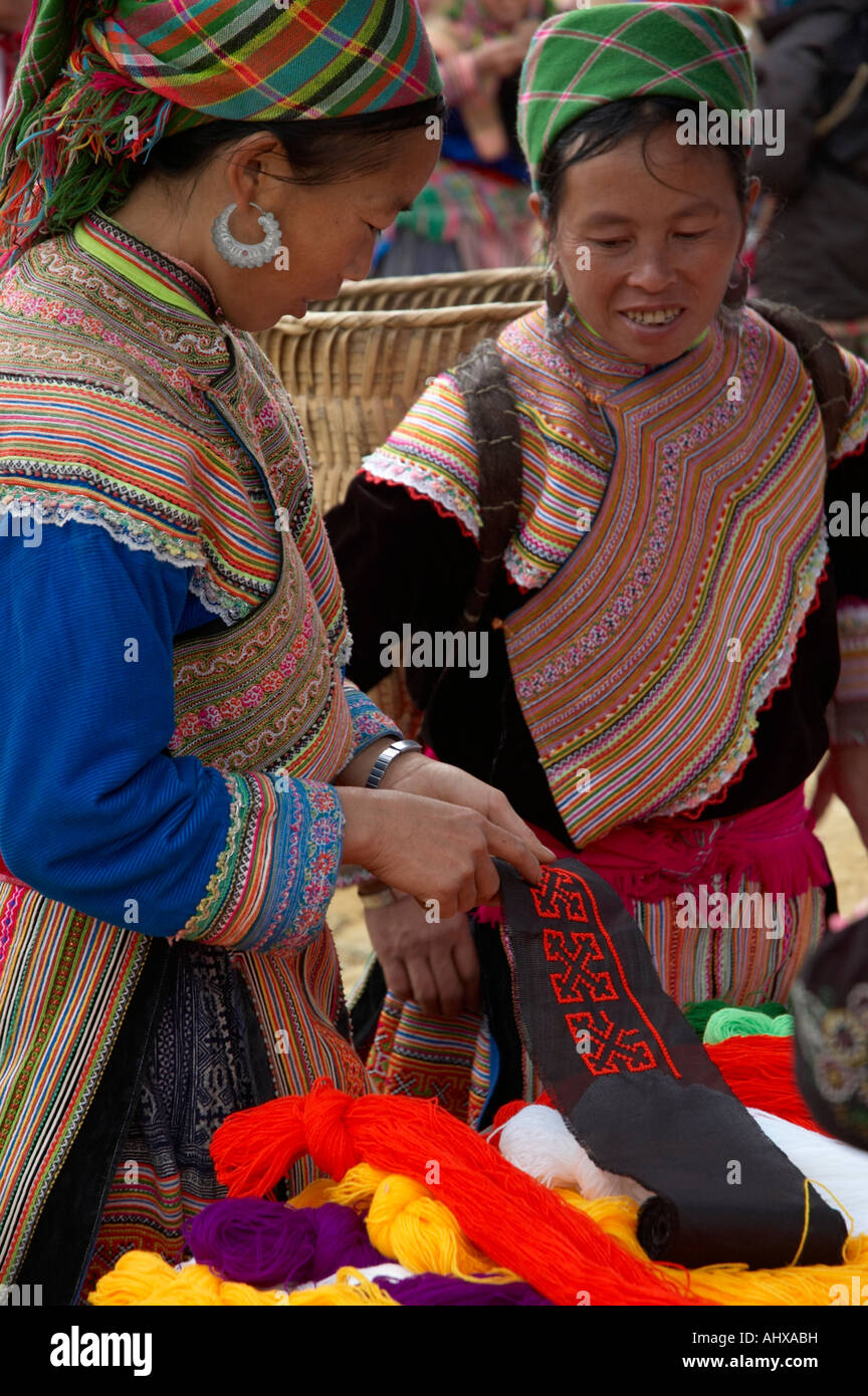 Le donne dal fiore Hmong Trlbe Hill, può cau mercato, vicino a SAPA, Vietnam Foto Stock