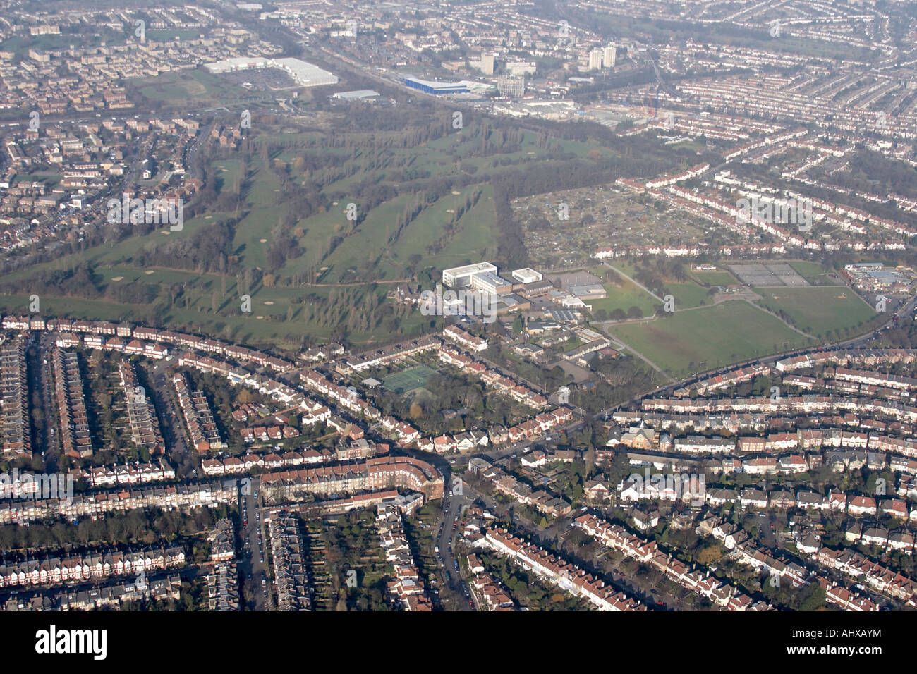 Elevato livello obliquo di vista aerea a nord del campo da golf Muswell Hill e viale Rodi Scuola Barnet Londra N10 N11 Inghilterra UK Janu Foto Stock