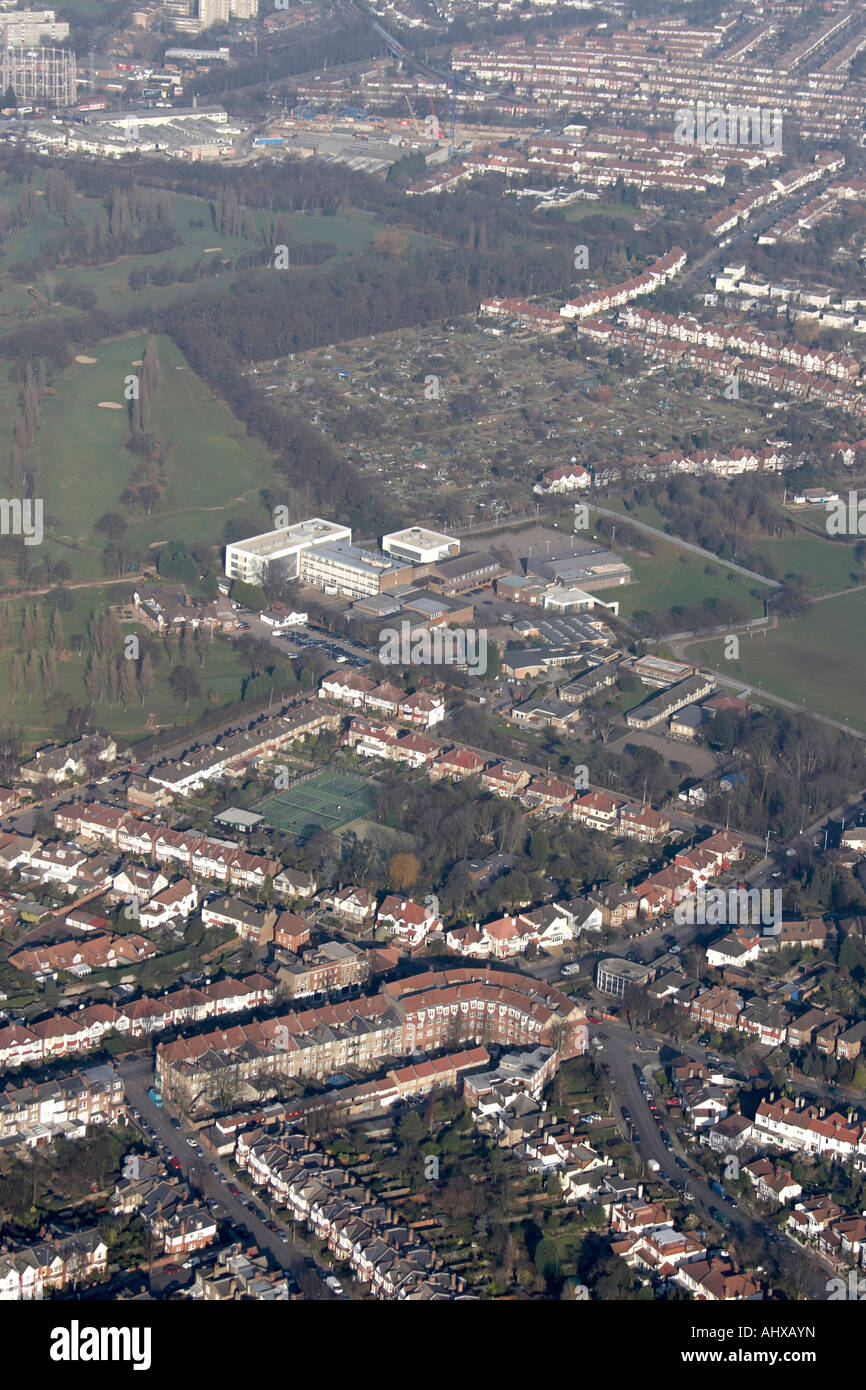 Elevato livello obliquo di vista aerea a nord del campo da golf Muswell Hill e viale Rodi Scuola Barnet London N11 Inghilterra UK Gennaio Foto Stock