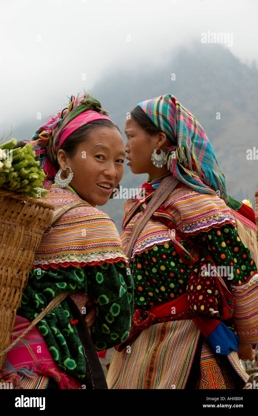 Le donne dal fiore Hmong Trlbe Hill, può cau mercato, vicino a SAPA, Vietnam Foto Stock