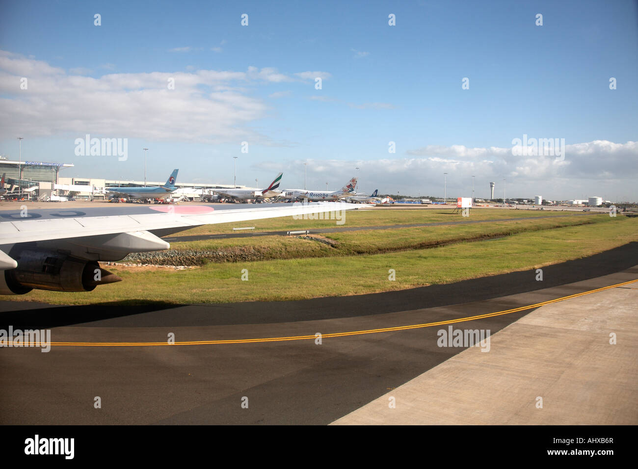 Vista da finestra di Aeromobili in rullaggio sulla pista presso l'Aeroporto Internazionale di Brisbane Queensland QLD Australia Foto Stock