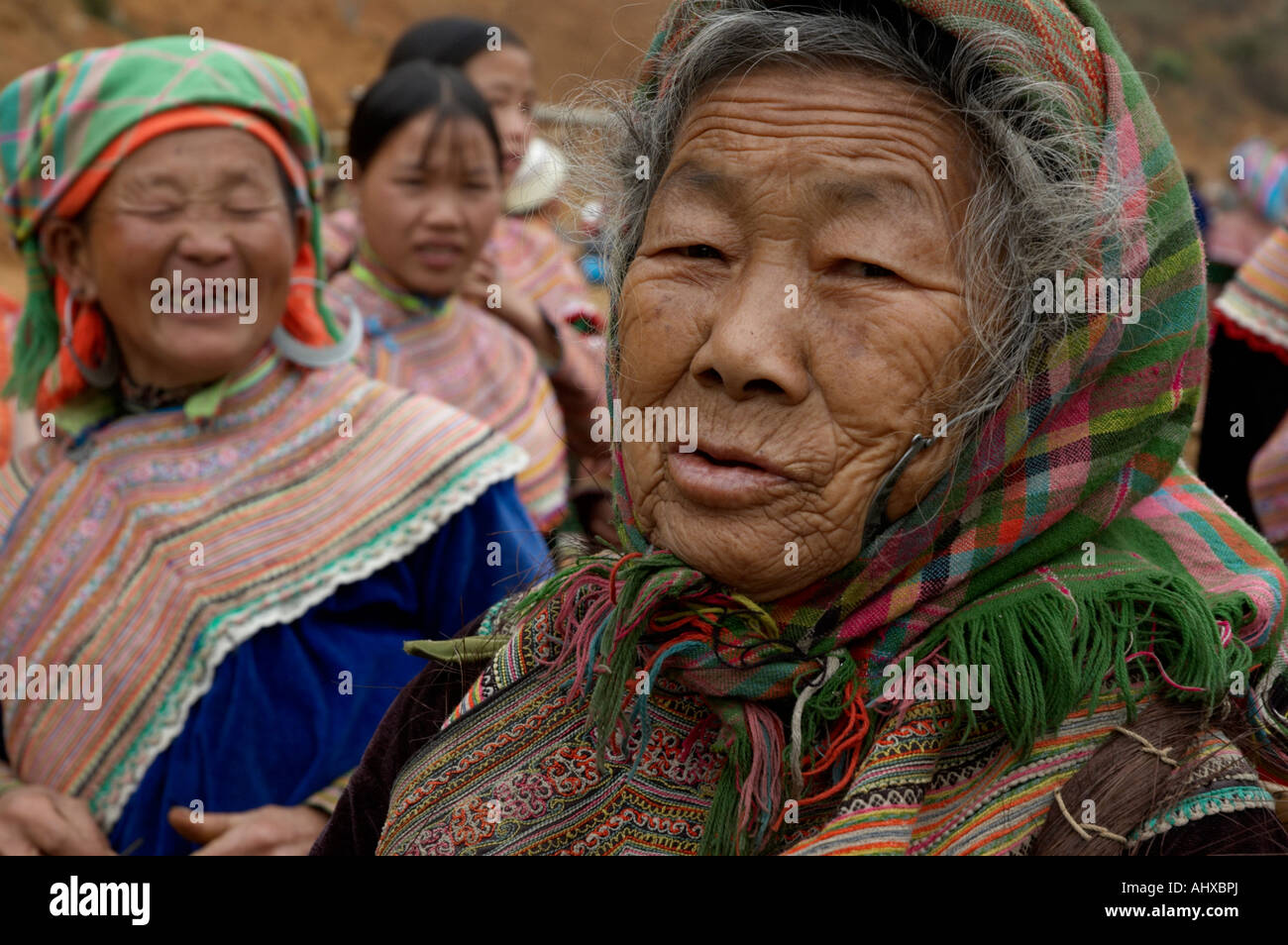Le donne anziane di fiore Hmong Trlbe Hill, può cau mercato, vicino a SAPA, Vietnam Foto Stock