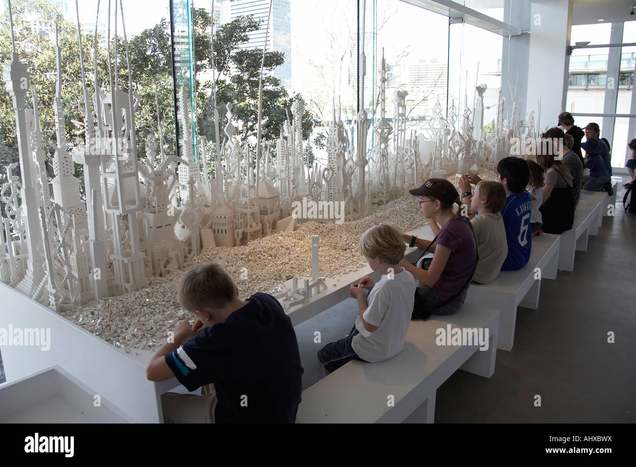 Bambini che giocano con lego nell interno della Galleria di Arte Moderna di Queensland Brisbane Qld Australia Foto Stock