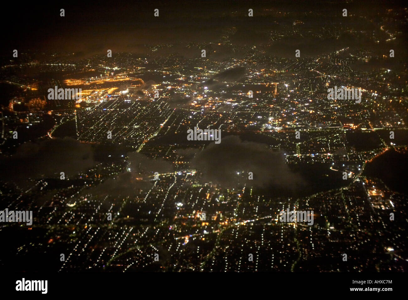 Elevato livello obliquo di vista aerea a ovest di notte da aeromobili commerciali a sud di Sydney New South Wales NSW Australia Foto Stock