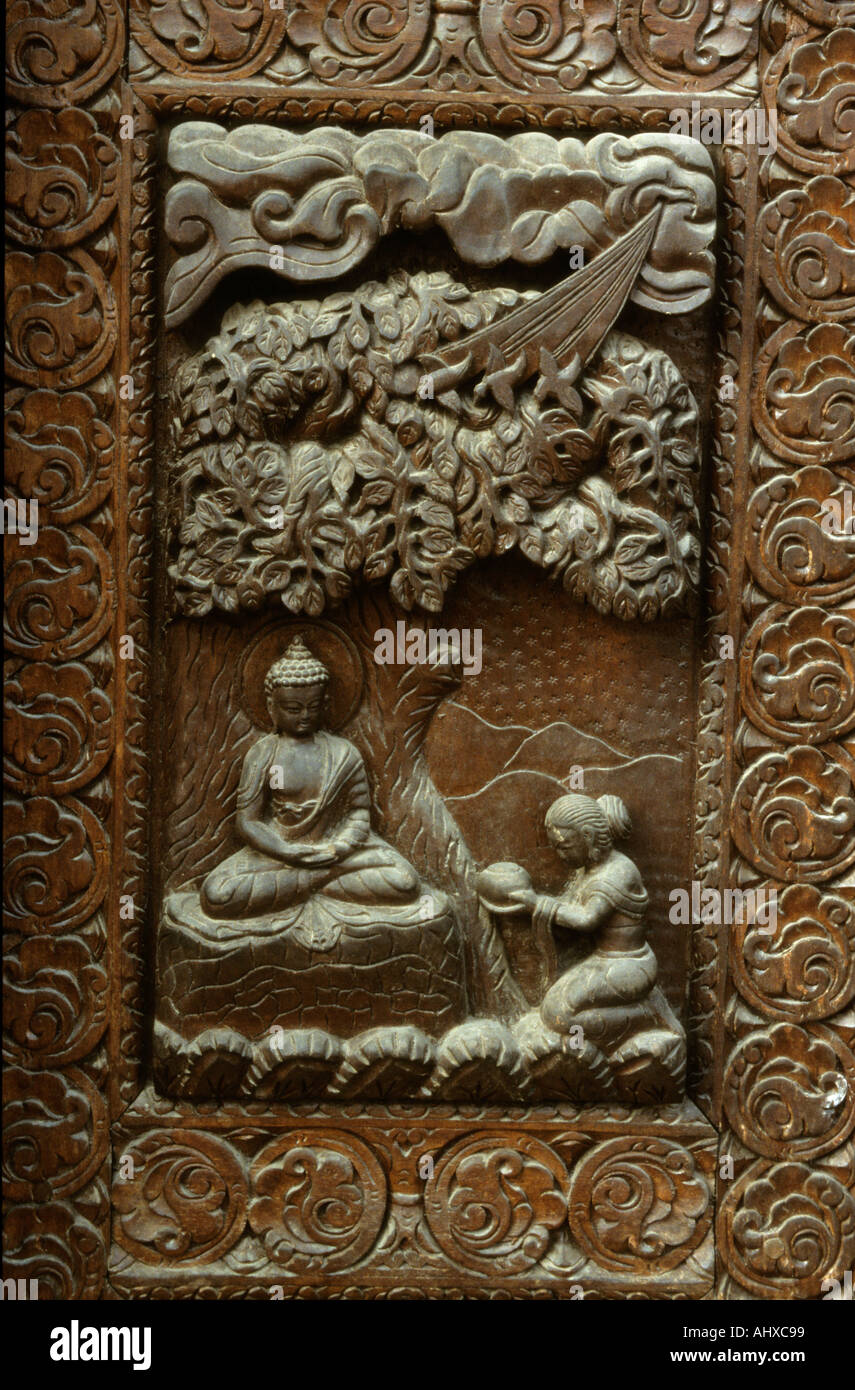 Porta il carving simboleggiano la vita di Buddha Stupa Boudhanath valle di Kathmandu in Nepal Foto Stock