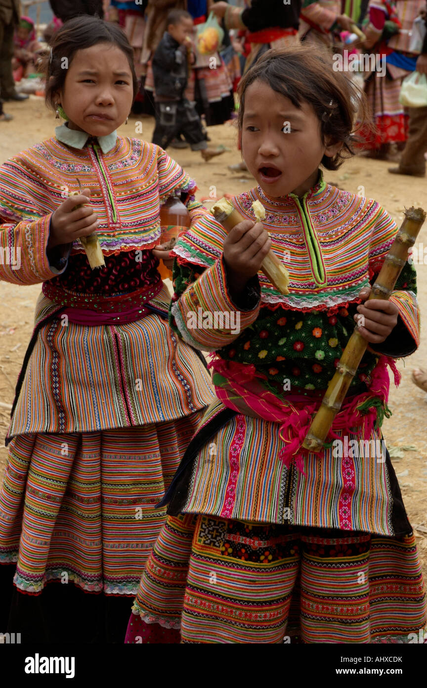 Le ragazze di fiore Hmong Trlbe Hill, può cau mercato, vicino a SAPA, Vietnam Foto Stock